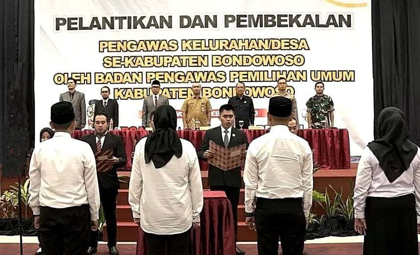 Lima Komisioner Bawaslu Bondowoso melantik 219 Pengawas Kelurahan Desa (PKD). (Foto: Guido Saphan/Ngopibareng.id)