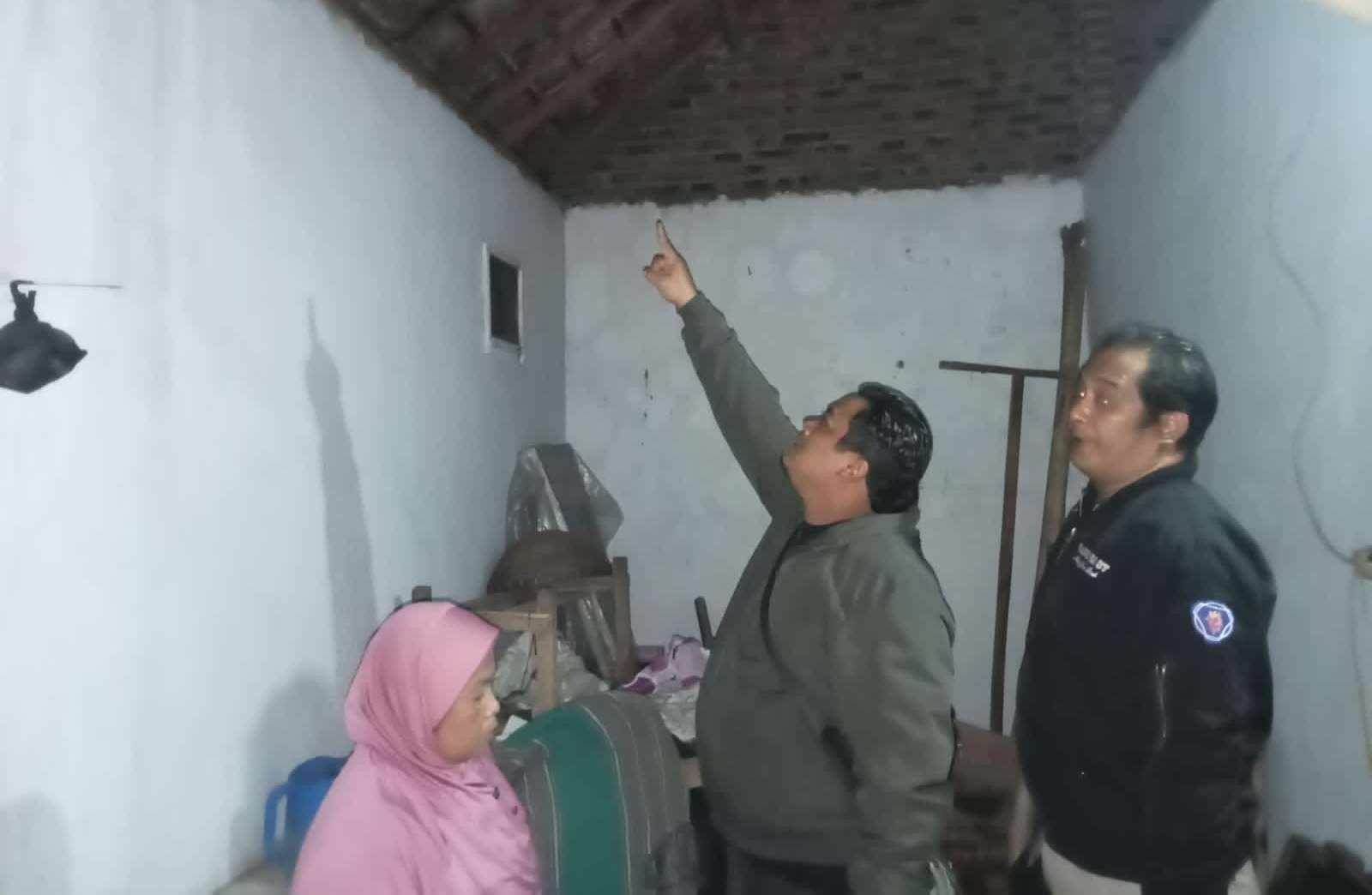 Petugas Polsek melalukan olah TKP di lokasi kejadian (foto:istimewa)