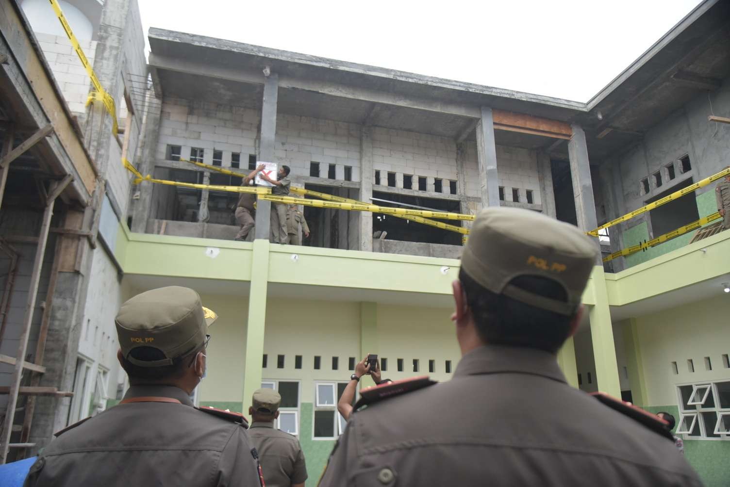 Pemkot Surabaya bersama Walikota Eri Cahyadi melakukan kunjungan di SD/MI Cokroaminoto. (Foto: Humas Pemkot Surabaya)