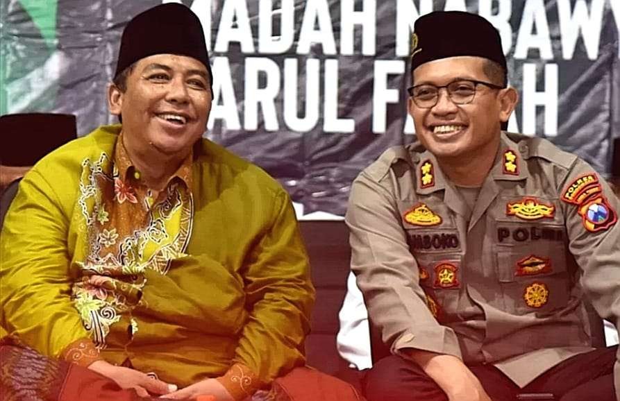 Ketua PCNU Bondowoso, KH. Abdul Qodir Syam dan Kapolres AKBP Wimboko memberikan perhatian pada warga Bondowoso menghadiri perayaan Harlah 1 Abad NU di Sidoarjo, Selasa 7 Februari 2023.(Foto: Humas Polres Bondowoso)