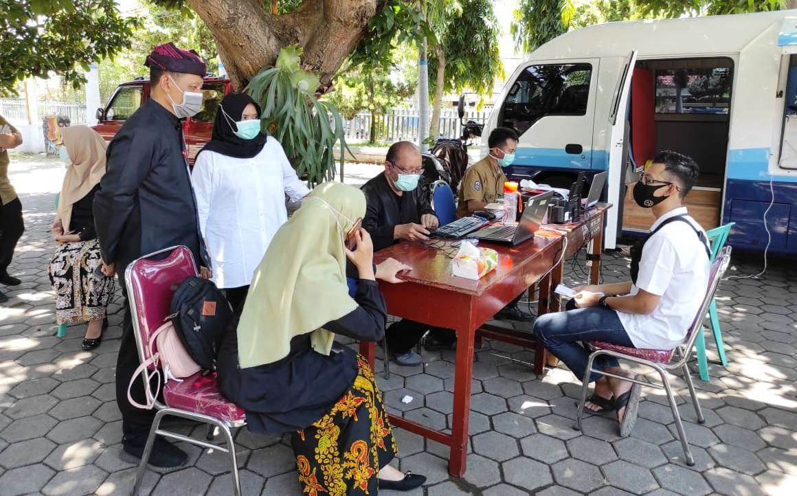 Layanan jemput bola Disdukcapil Banyuwangi di salah satu sekolah (Foto:istimewa)