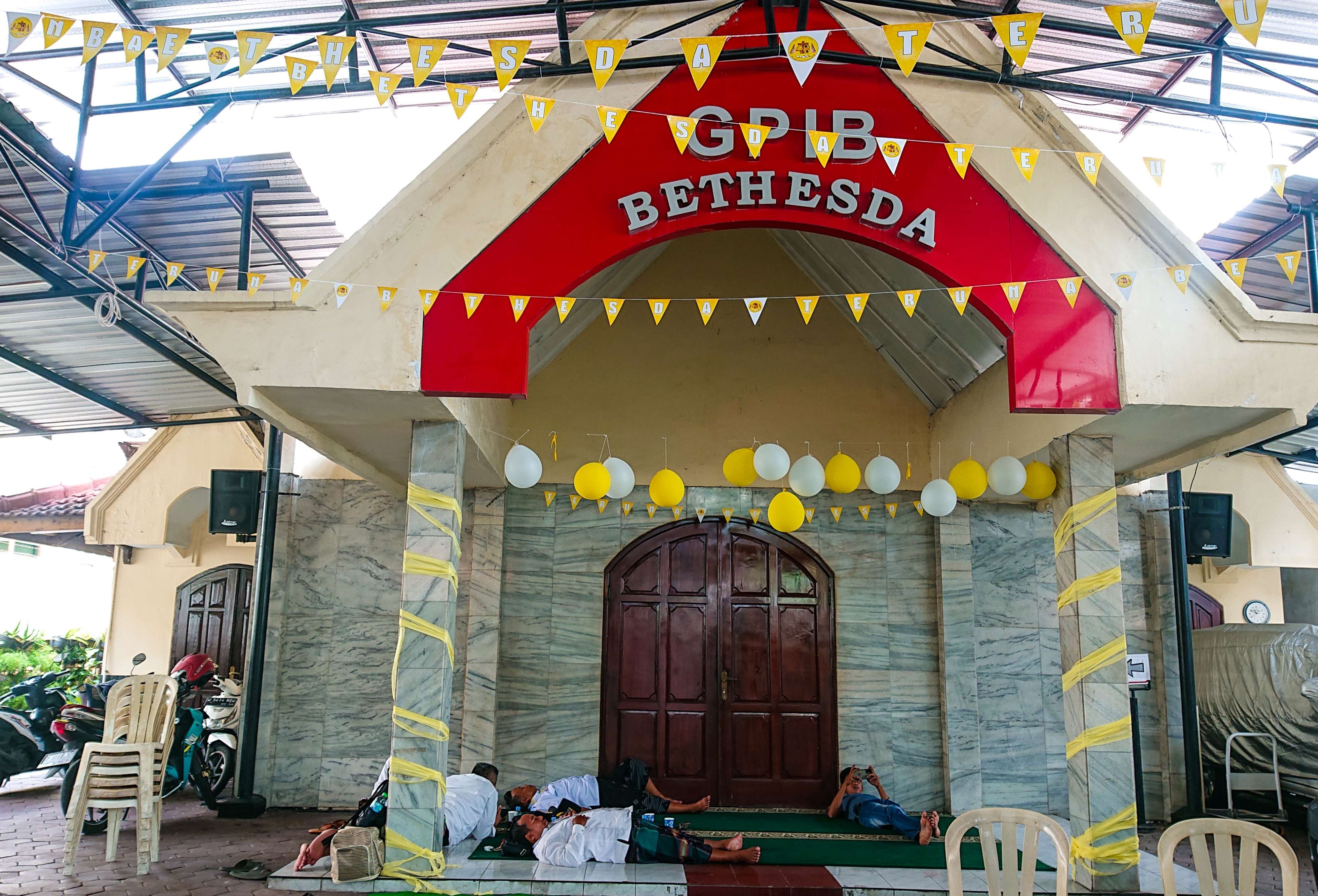 Gereja di Sidoarjo jadi tempat singgah untuk umat nahdliyin yang hadiri Harlah Satu Abad NU. (Foto: Aini/Ngopibareng.id)