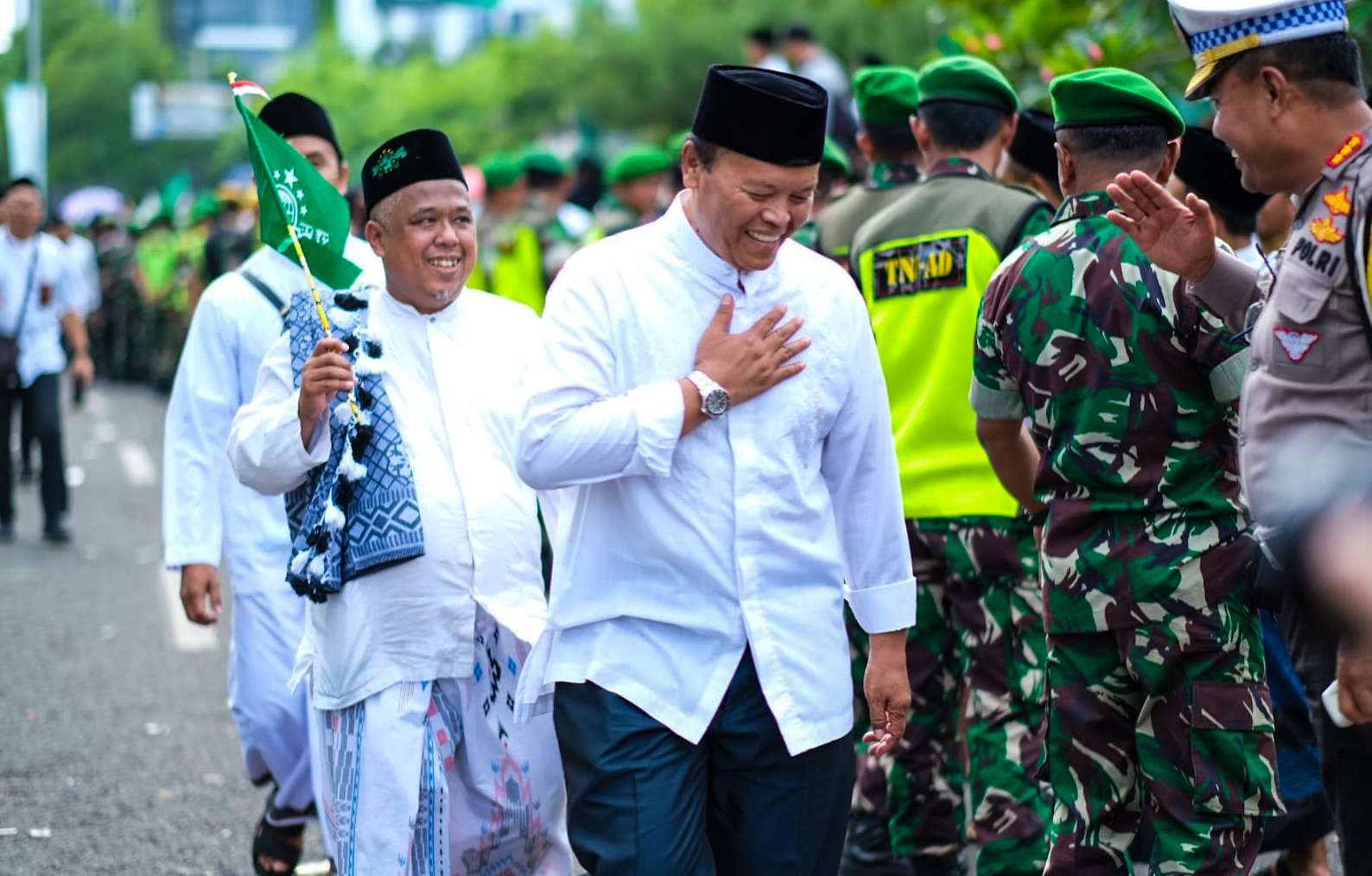 Hidayat Nur Wahid bersama Irwan Setiawan saat menghadiri Harlah Satu Abad NU. (Foto: Aini Arifin/Ngopibareng.id)