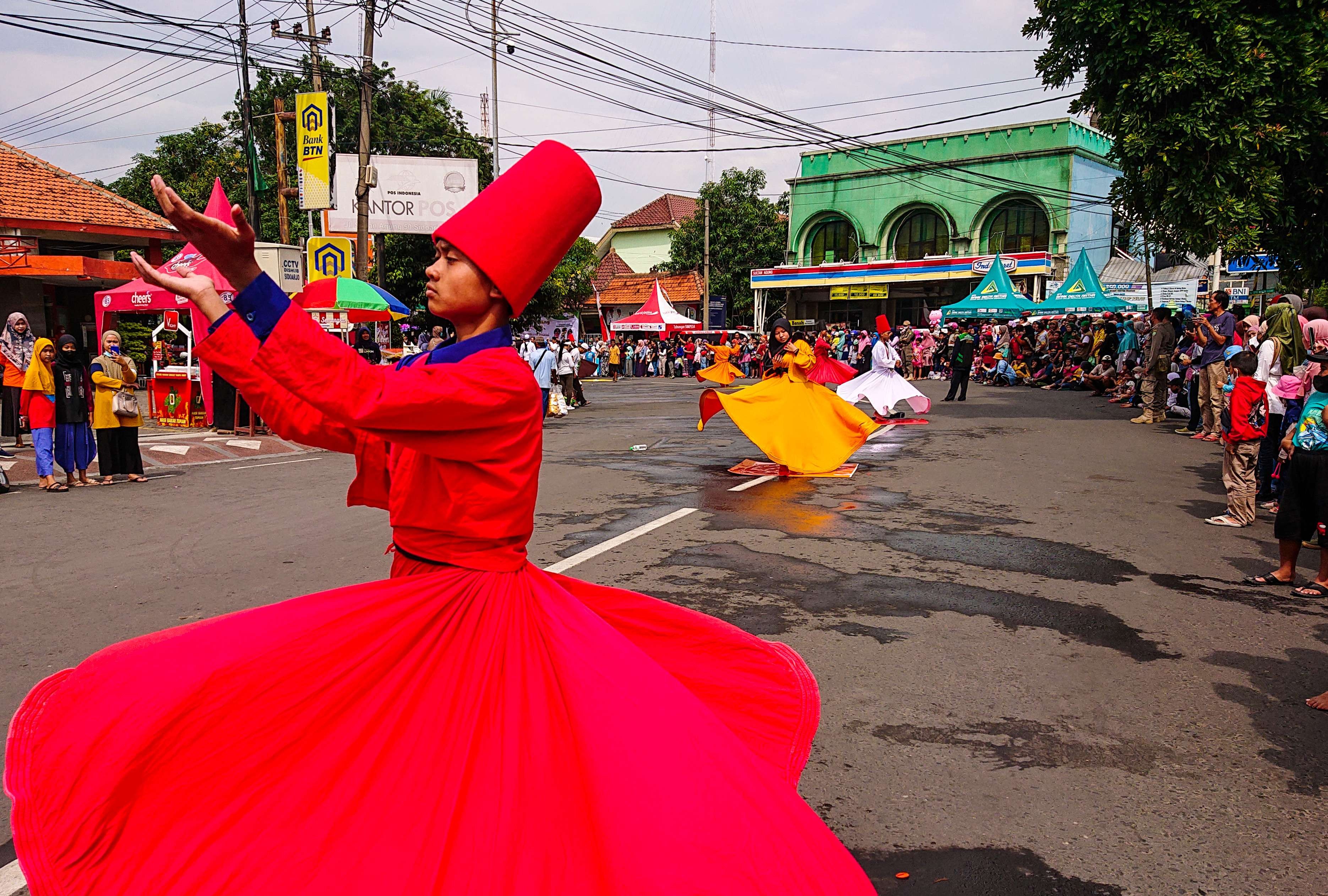 Tari sufi sepanjang dua meter di Sidoarjo (foto : Aini/Ngopibareng.id)