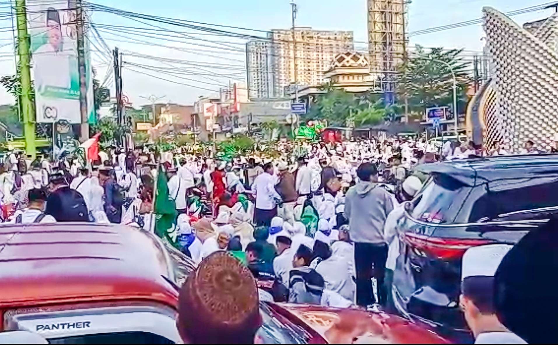 Lautan manusia di pertigaan Babalayar, Ciplaz Sidoarjo. (Foto: Aini Arifin/Ngopibareng.id)