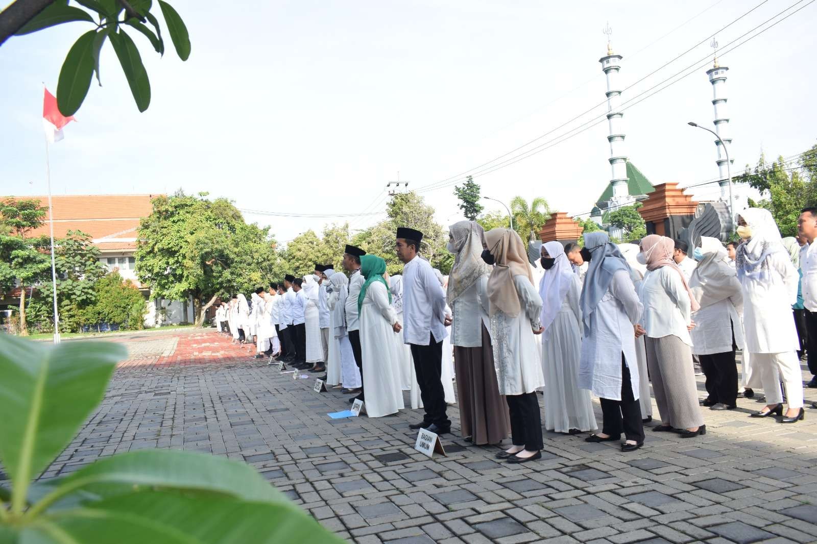 Ikut Mangayu Bagyo satu abad NU, Semua ASN Lamongan Berbusana Muslim. (Foto: Imron Rosidi)