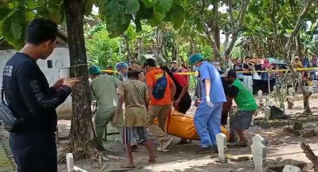 Tim gabungan Polrestabes Surabaya dan Laboratorium Forensik (Labfor) Polda Jatim membongkar makam Muhammad Rio Ferdinan Anwar, 19, mahasiswa Politeknik Pelayaran (Poltekpel) Surabaya asal Dusun Pudakpolo, Desa Puloniti, Kecamatan Bangsal, Mojokerto, untuk keperluan autopsi.(Foto" Deni Lukmantara/Ngopibareng.id)