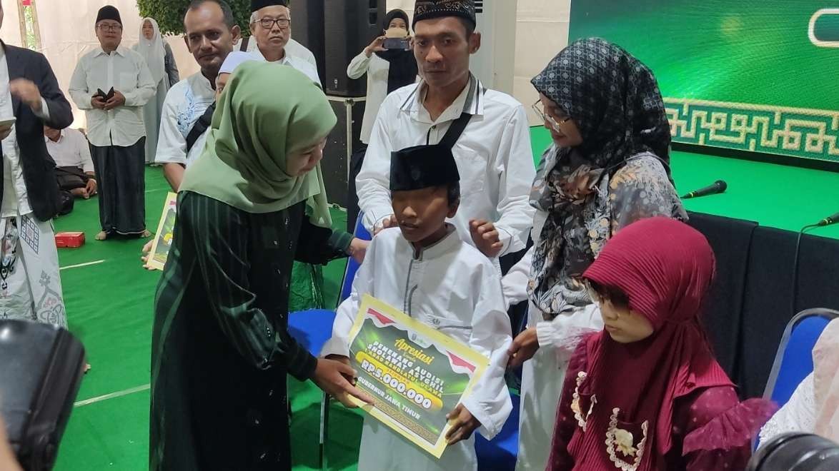 Gubernur Jatim, Khofifah Indar Parawansa saat memberikan apresiasi kepada para pemenang audisi Sholawat Asyghil di Kantor UPT Pengelola Bapenda Jatim di Sidoarjo, Selasa 7 Februari 2023. (Foto: Fariz Yarbo/Ngopibareng.id)