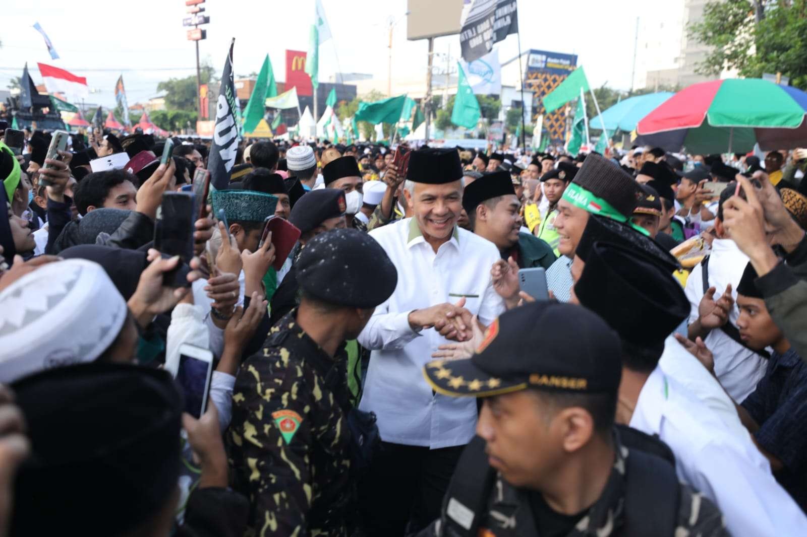 Gubernur Jateng, Ganjar Pranowo kagum kemeriahan resepsi Harlah Satu Abad NU. (Foto: Humas Pemprov Jateng)