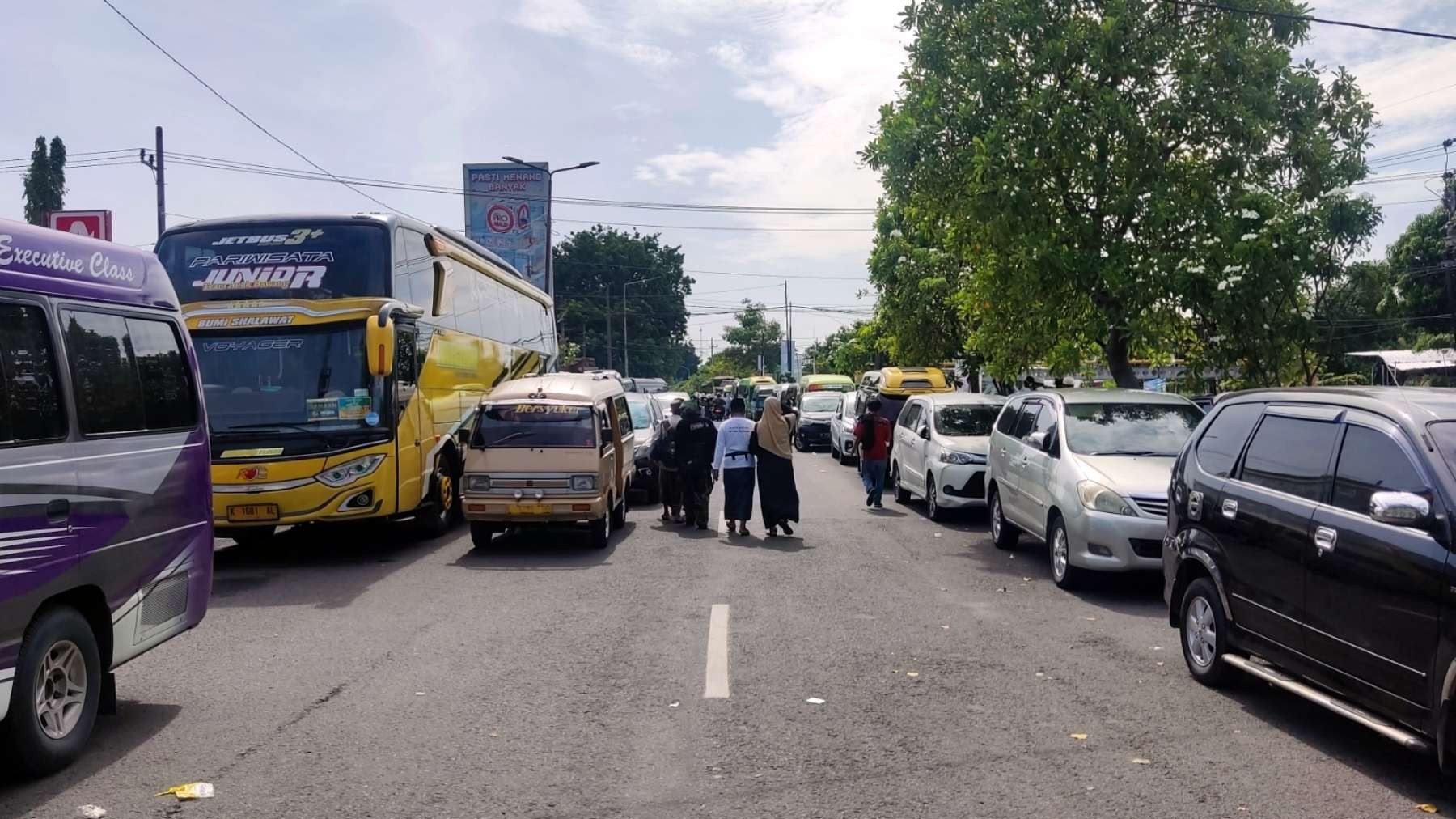 Ruas Jalan di Jalan Pagerwojo digunakan sebagai tempat parkir kendaraan peserta Harlah 1 Abad NU, 7 Februari 2023. (Foto: Fariz Yarbo/Ngoibareng.id)