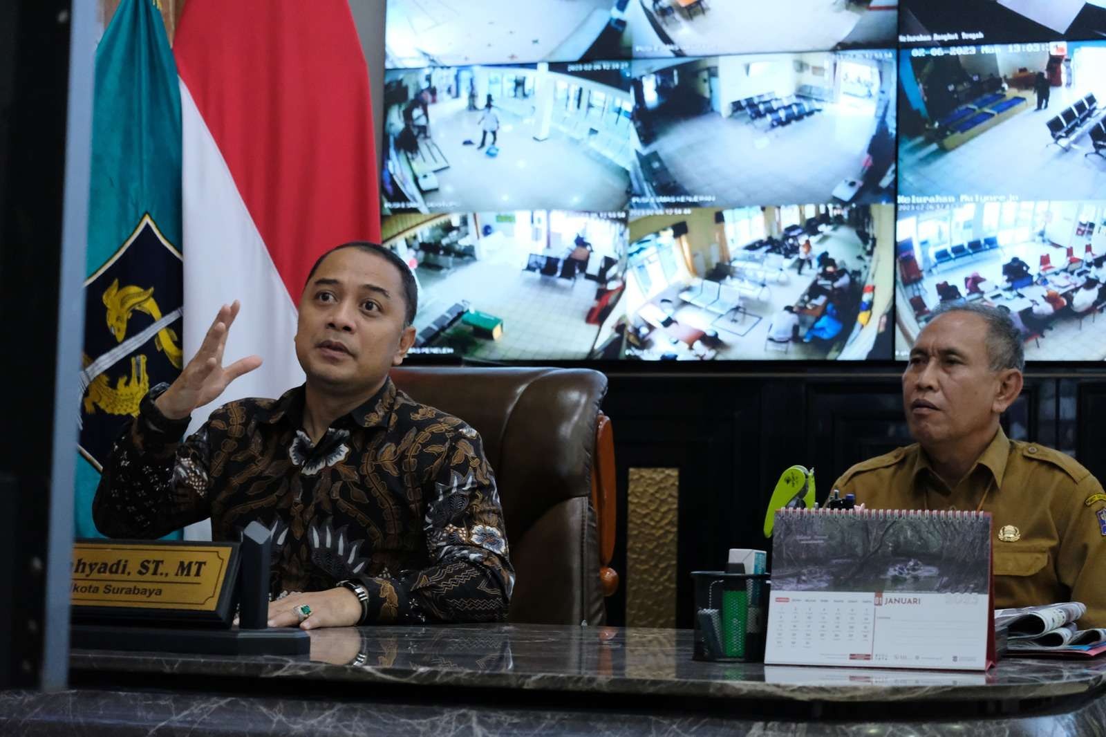 Walikota Surabaya Eri Cahyadi bersama Kepala Dinas Pendidikan Yusuf Masruh saat rapat bersama para guru SD sampai SMP di Surabaya. (Foto: Pita Sari/Ngopibareng.id)