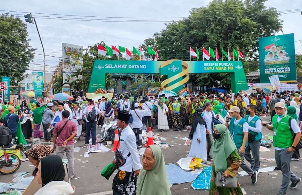 Suasana sore hari saat Harlah NU di depan pintu masuk timur GOR Sidoarjo (foto : Aini/Ngopibareng.id)