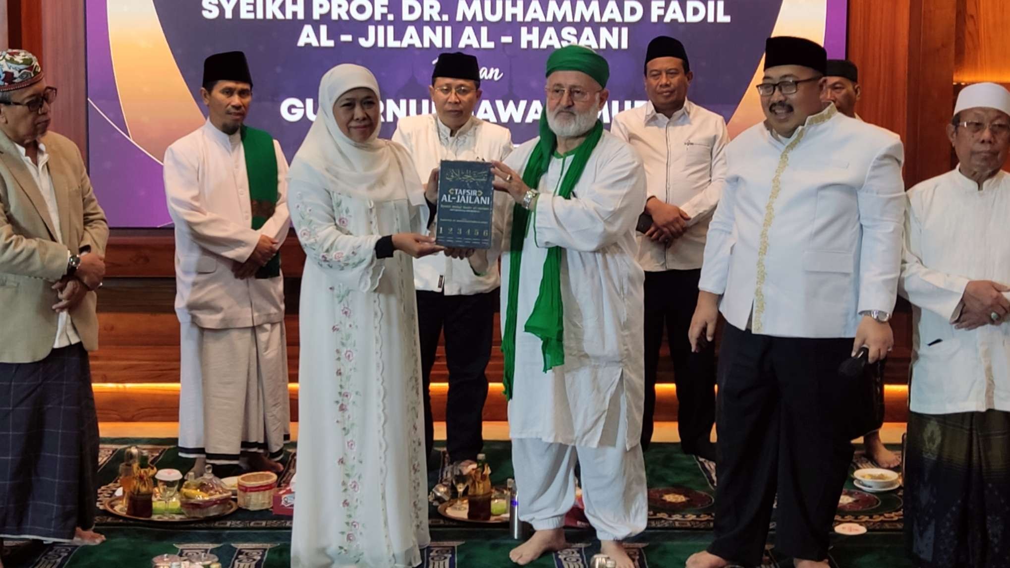 Gubernur Jatim, Khofifah Indar Parawansa menerima hadiah buku Tafsir Al-Jailani dari Syeik Muhammad Fadil Al-Jailani Al-Hasani di Gedung Negara Grahadi, Surabaya, Rabu 8 Februari 2023. (Foto: Fariz Yarbo/Ngopibareng.id)