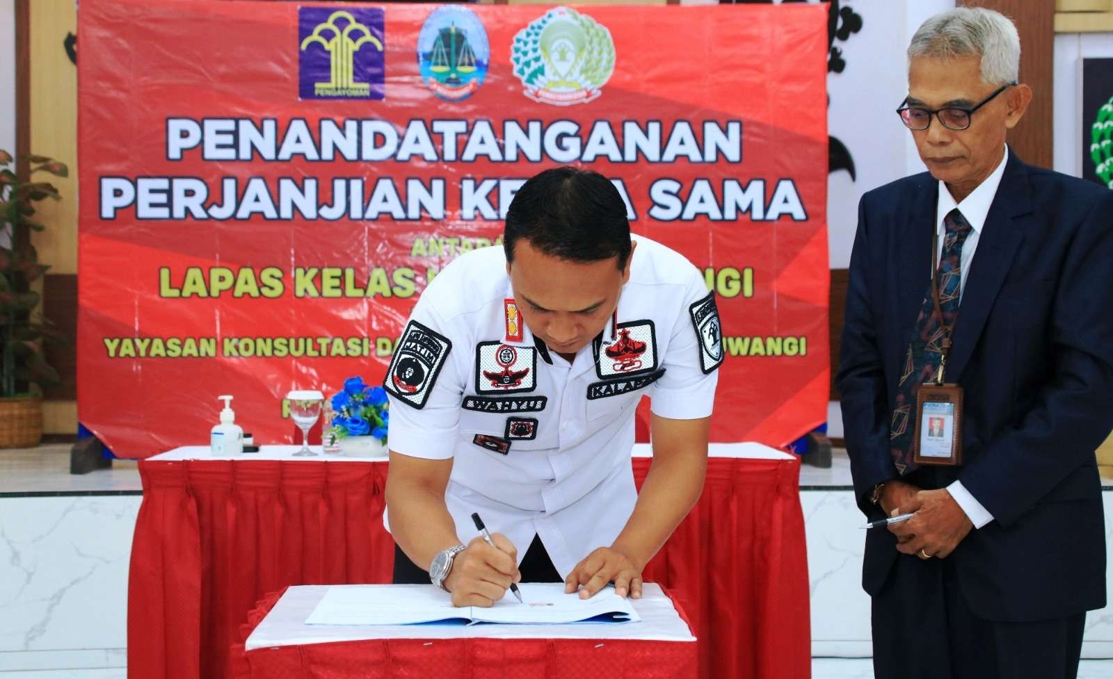 Kepala Lapas Banyuwangi Wahyu Indarto menandatangani perjanjian kerja sama dengan lembaga bantuan hukum. (Foto: Istimewa)