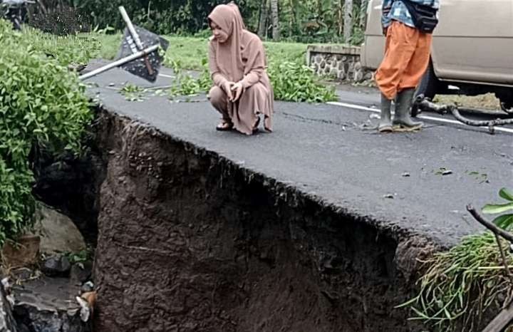 Plengsengan jalan penghubung Kecamatan Tlogosari dengan Wonosari ambrol tergerus luapan air sungai. (Foto: Dok Kades)