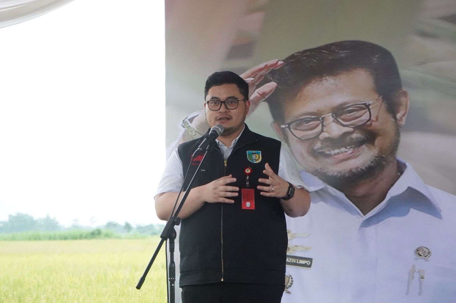 Bupati Kediri Hanindhito Himawan Pramana saat menghadiri penanaman kelapa genjah. (Foto: Kominfo Kabupaten Kediri)