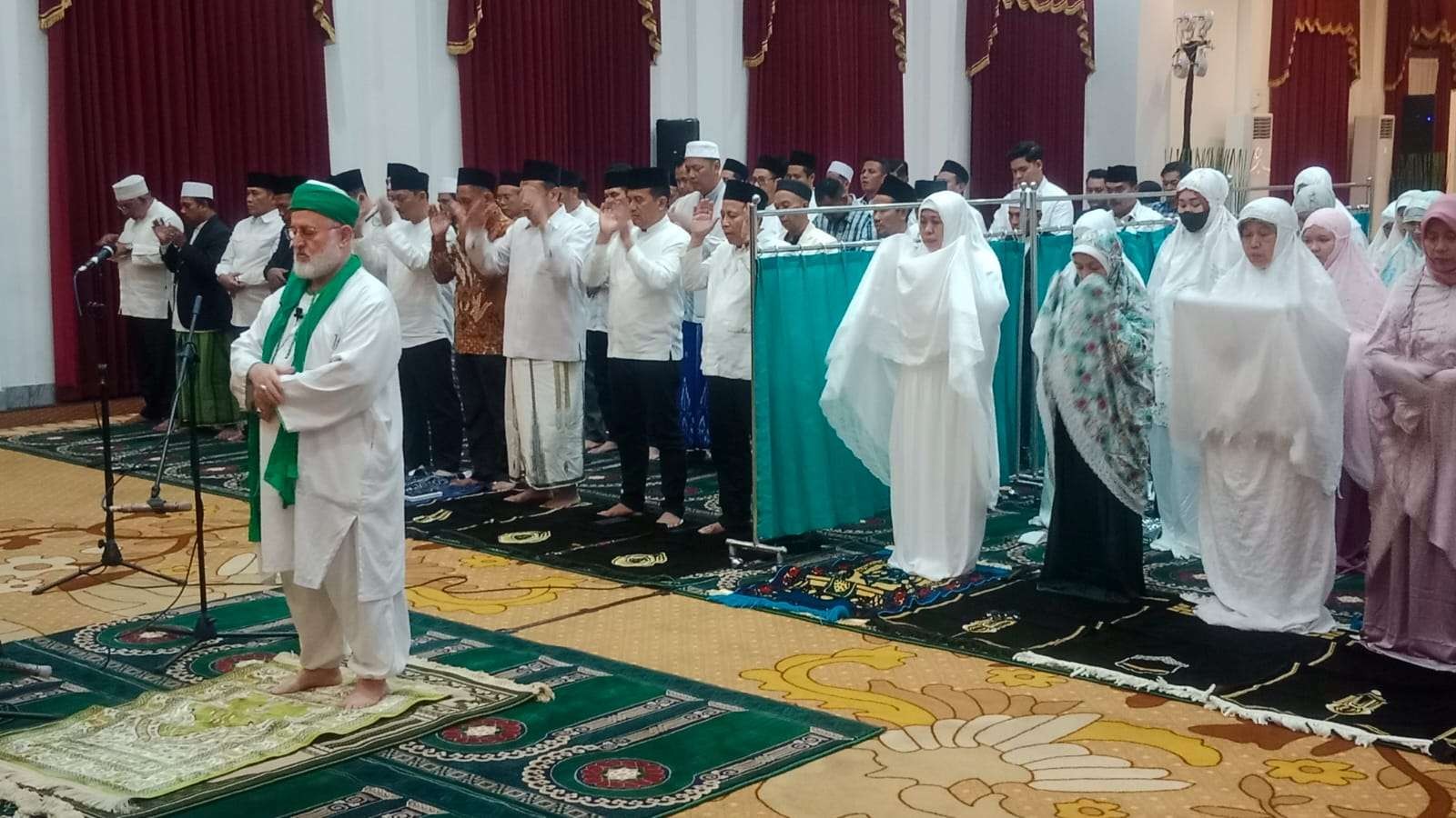 Suasana salat Ghoib di Gedung Negara Grahadi, Surabaya, Rabu 8 Februari 2023 malam. (Foto: Ist)