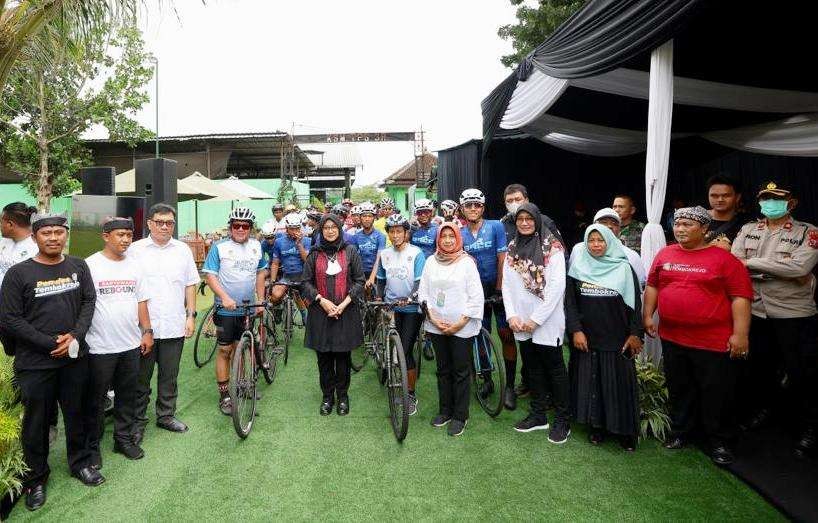 Bupati Banyuwangi  Ipuk Fiestiandani bersama tim pesepeda 'Jelajah Bersih Negeri' (Foto: Istimewa)