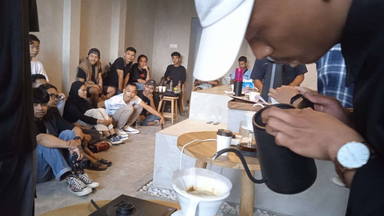 Lomba barista di Mundus Kafe Lamongan. (Foto: Imron Rosidi/Ngopibareng.id)