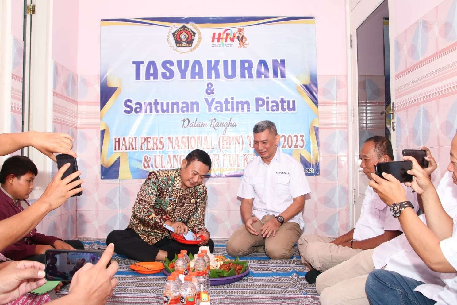 Bupati Lamongan Yuhronur Efendi saat potong tumpeng di tasyakuran HPN PWI Lamongan (Foto: Imron Rosidi/Ngopibareng.id)