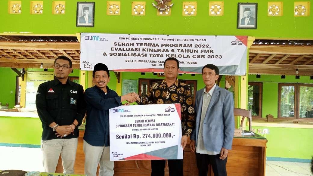 Secara simbolis PT SIG GhoPO Tuban menyerahkan bantuan CSR untuk program pemberdayaan di Desa Sumberarum (Foto: Khoirul Huda/Ngopibareng.id)