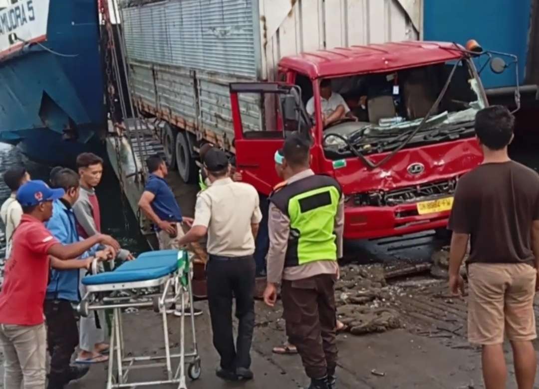 Posisi truk yang tertumbur bagian belakang truk lainnya (foto: istimewa)