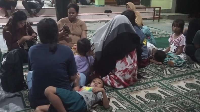 Warga Jayapura korban gempa masih mengungsi karena takut gempa susulan. (Foto: Ant)