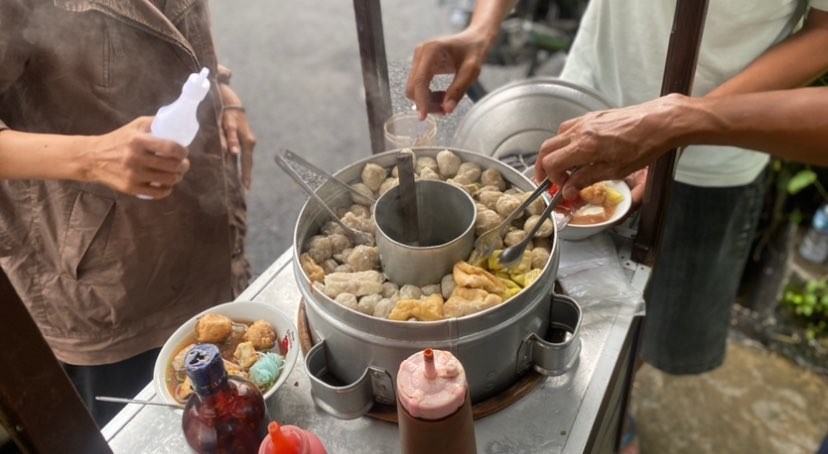 Para pembeli ketika memilih pentol Bakso Pak Man (Foto: Lalu Theo/Ngopibareng.id)