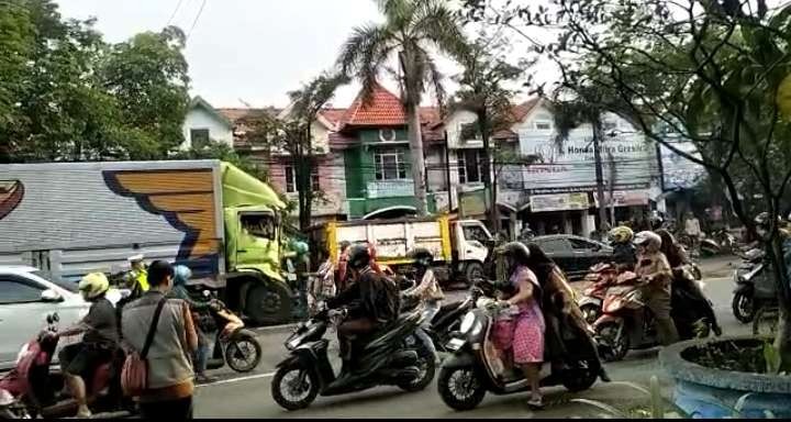 Keterangan Foto: Kondisi truk yang terlibat tabrakan beruntun (Goto: Imron Rosidi) ngopibareng.id)