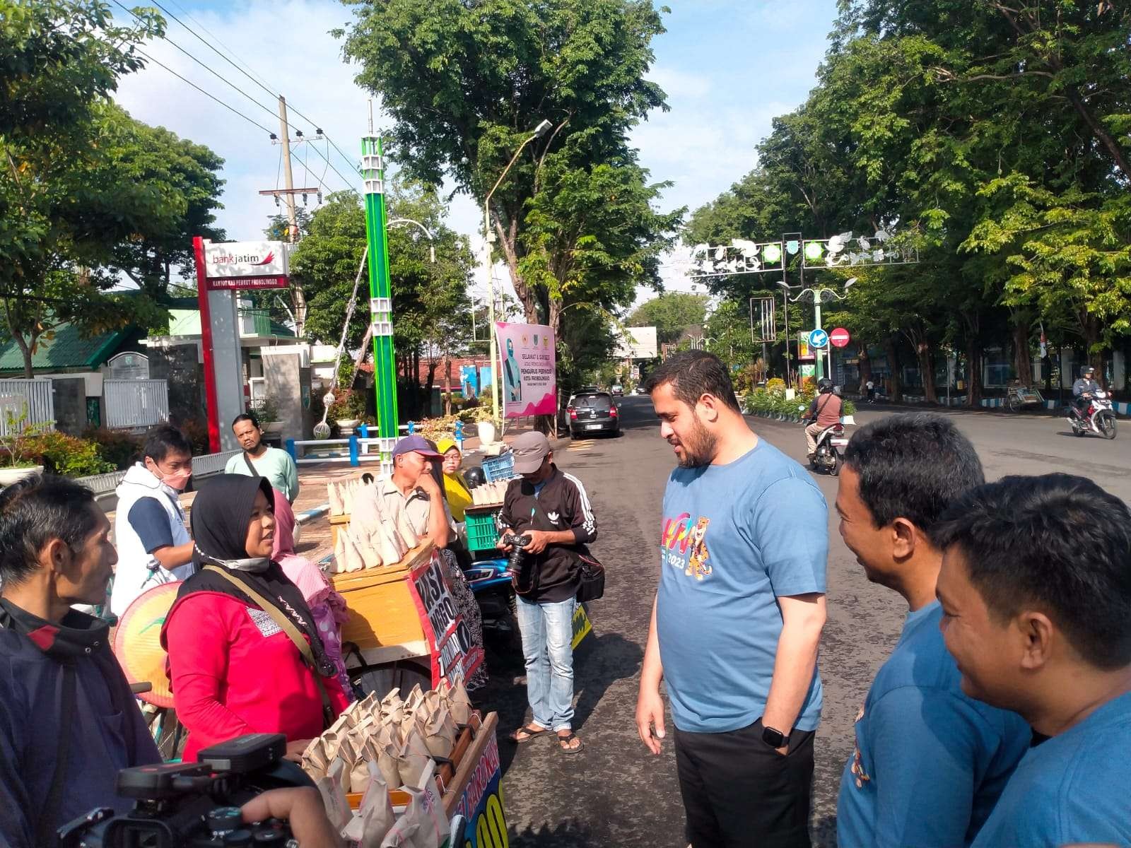 Dalam rangka Hari Pers Nasional (HPN), Walikota Habib Hadi Zainal Abidin dan para wartawan membagi-bagikan ratusan nasi bungkus kepada pengguna jalan. (Foto: Ikhsan Mahmudi/Ngopibareng.id)