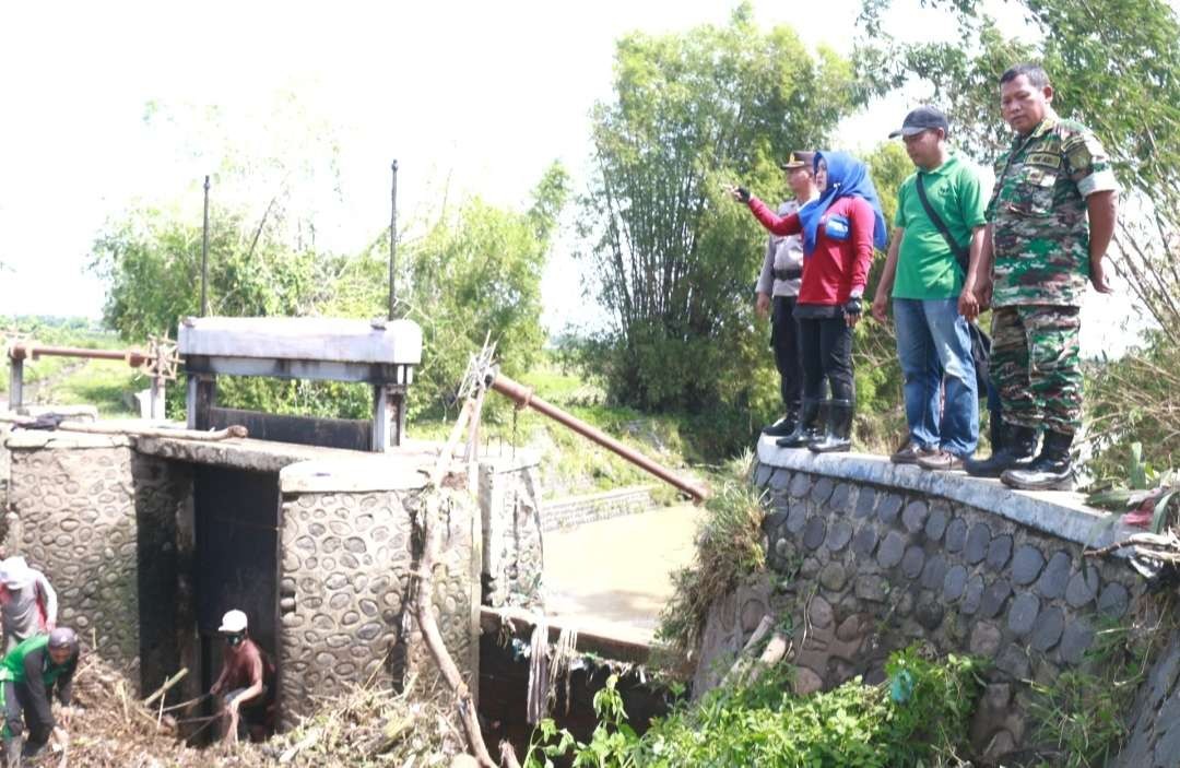 Bupati Mojokerto tinjau sungai yang meluap sebabkan banjir.(Foto Dokumen Diskominfo)