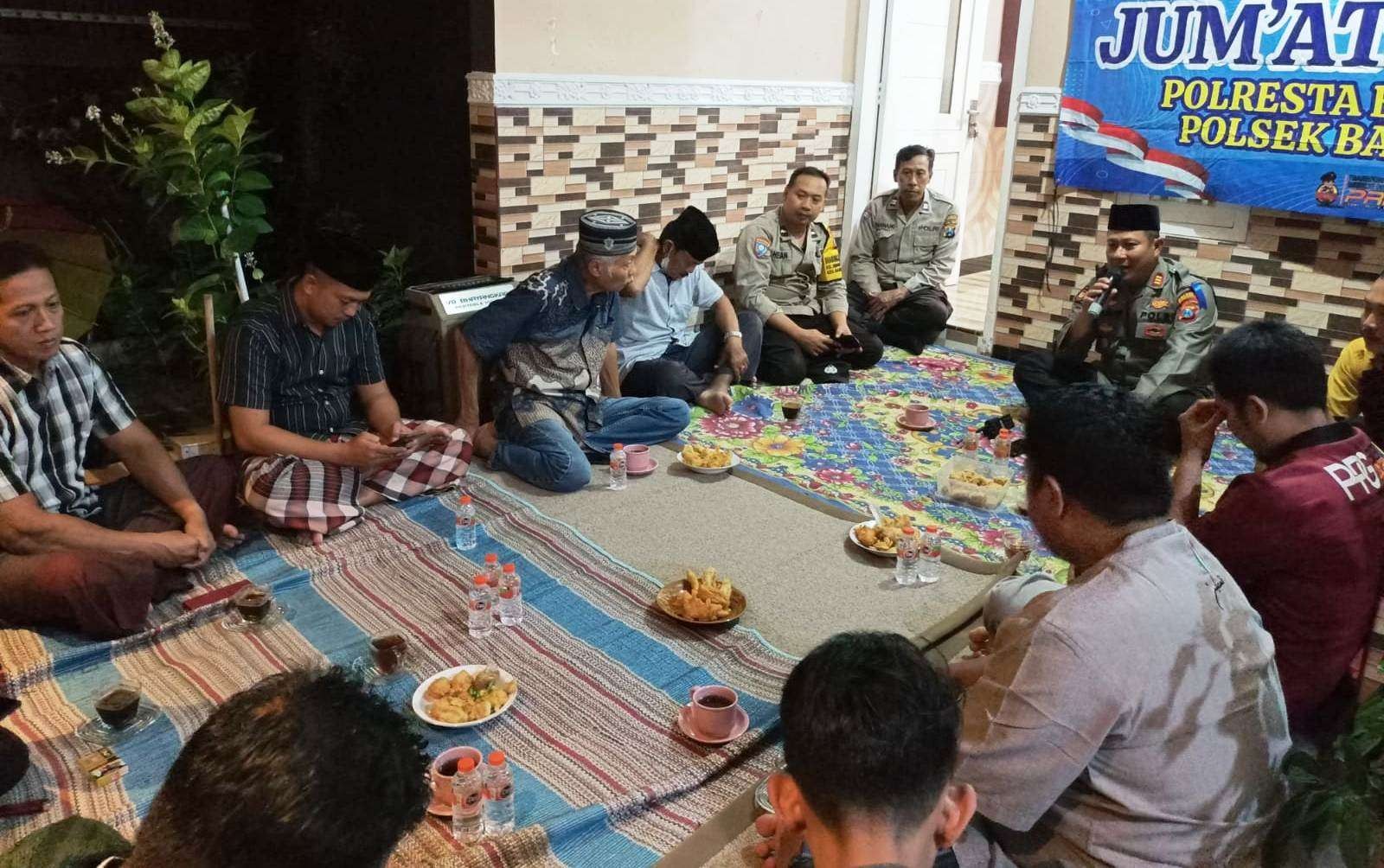 Warga Perumahan Sawit menyampaikan masukan kepada petugas Polsek Banyuwangi (foto: istimewa)