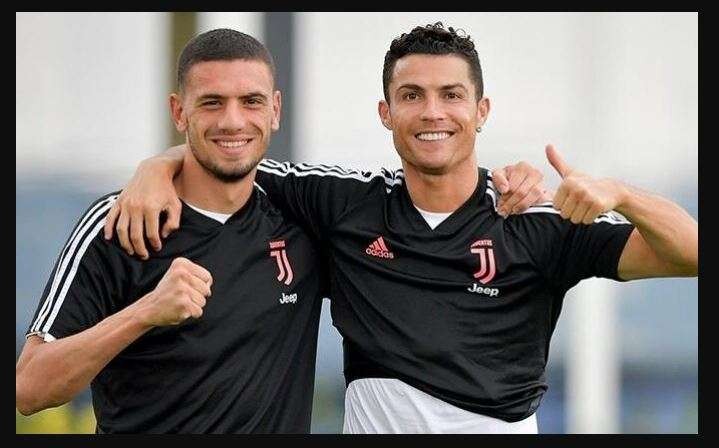 Merih Demiral melelang jersey sahabatnya, Cristiano Ronaldo, saat di Juventus untuk donasi gempa Turki. (Foto: Instagram)