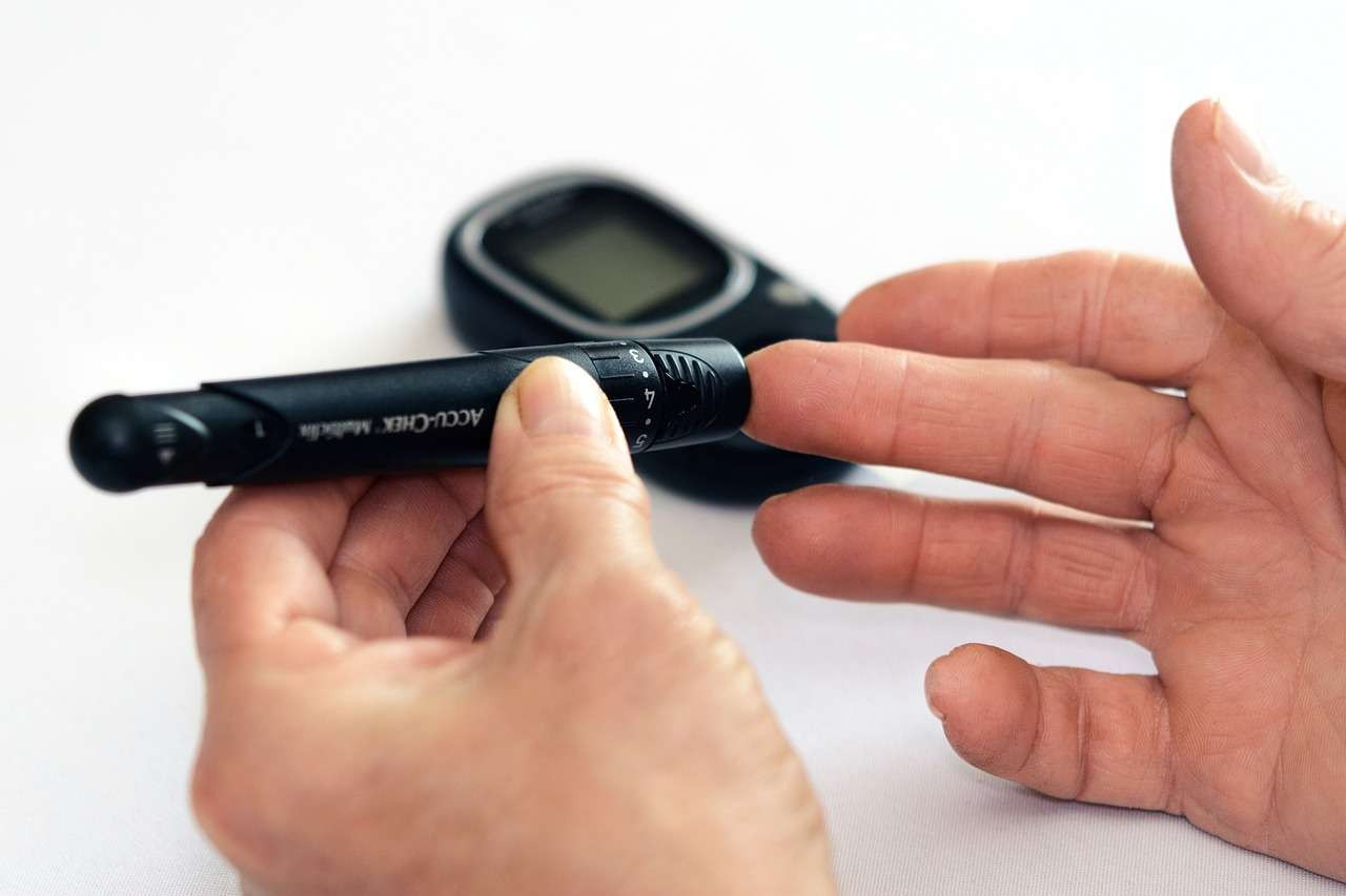 Ilustrasi pengecekan gula darah untuk penderita diabetes. (Foto: Pixabay)