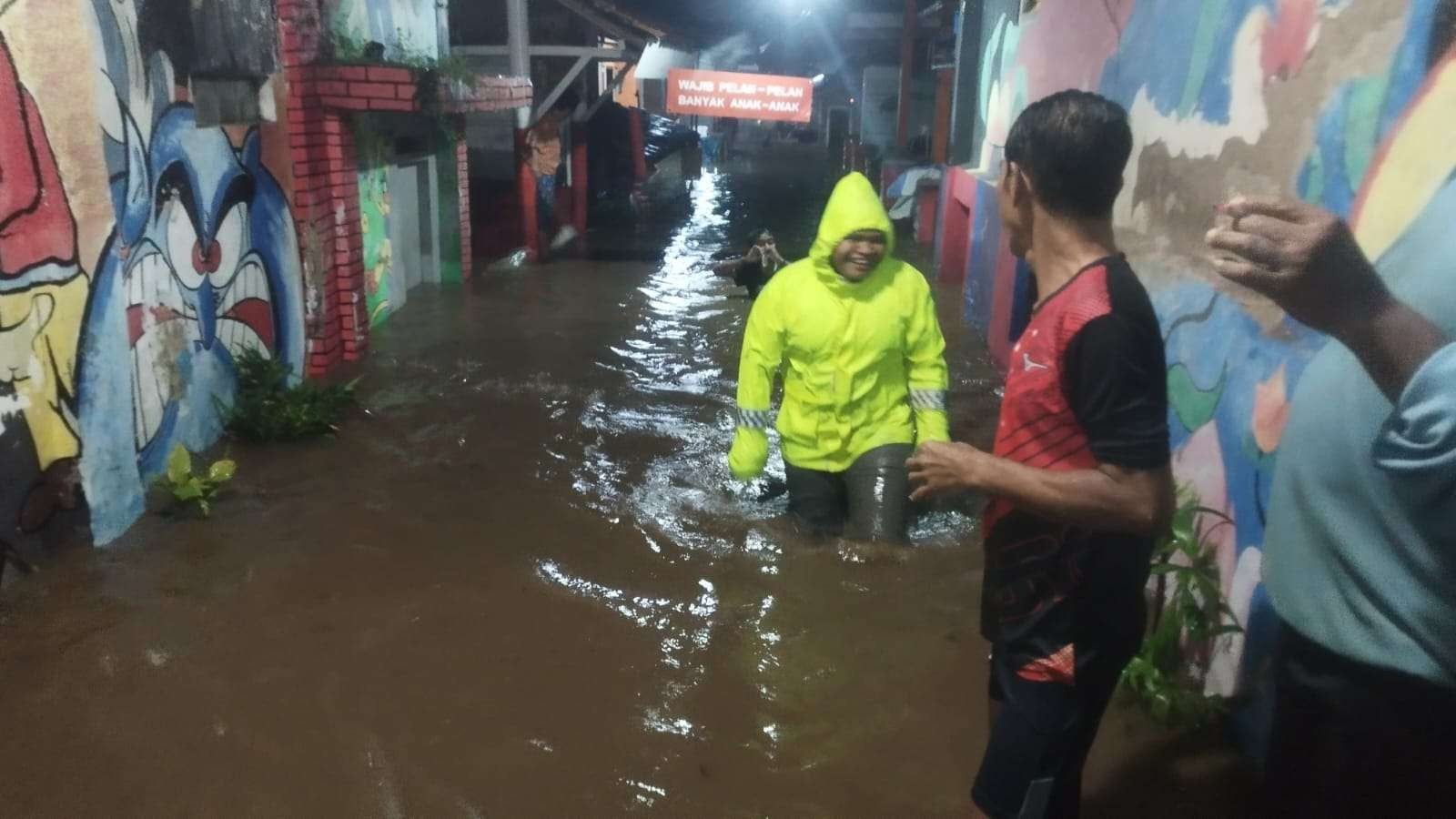 Genangan air di lingkungan Lebak, kelurahan Tukangkayu Banyuwangi pasca hujan lebat selama 3 jam (foto: Muh Hujaini/Ngopibareng.id)