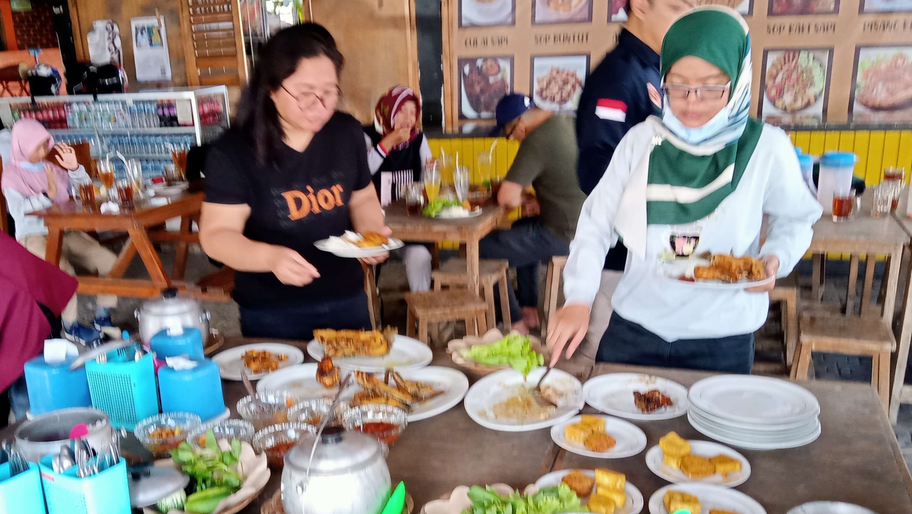 Menukmati aneka masakan Sunda di sebuah saung, yang menyajikan beragam makanan. Pembeli tinggal pilih sesuai selera. (Foto: Asmanu Sudharso/Ngopibareng.id)