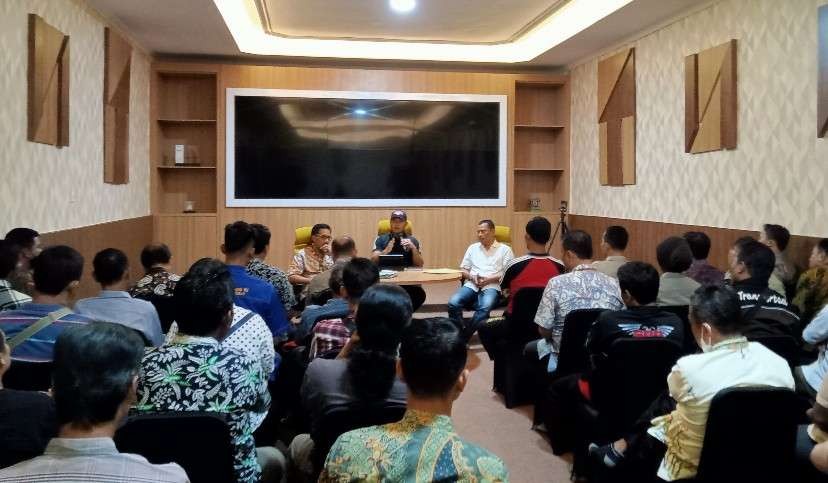 Bupati dan perwakilan paguyuban becak, PKL, Organda Tuban membehas persoalan rute wisata ziarah. (Foto: Khoirul Huda/Ngopibareng.id)