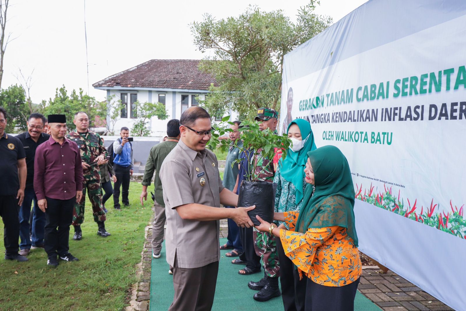 Pj Walikota Batu, Aries Agung Paewai saat melakukan pembagian bibit cabai di salah satu kelurahan Kota Batu. (Foto: Diskominfo Kota Batu)