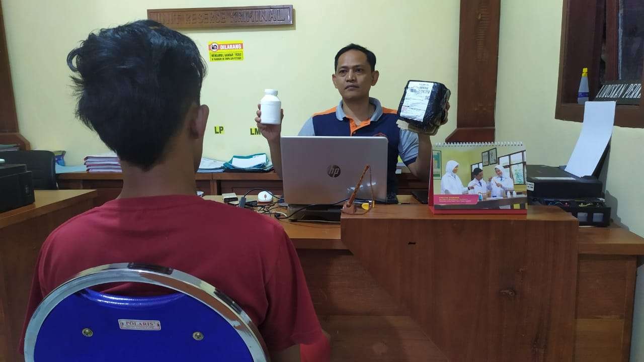 TR, tersangka pengedar obat keras berbahaya di Tempurejo, Jember sedang menjalani pemeriksaan polisi (Foto: Dok Polsek Tempurejo)