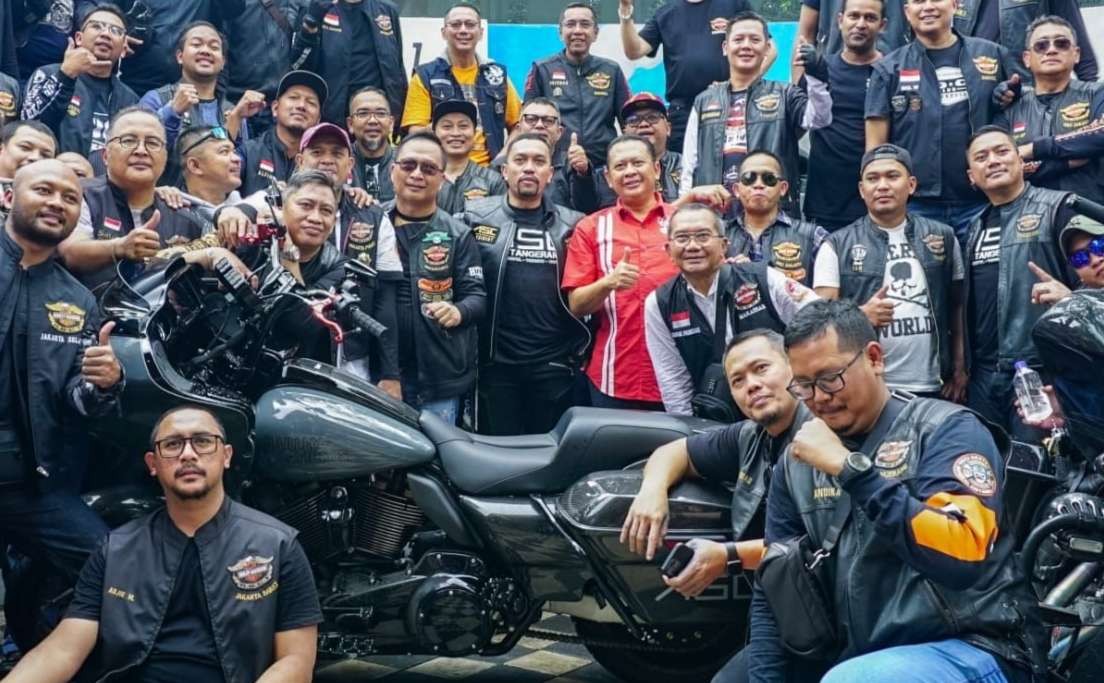 Ketua IMI Bambang Soestatyo. (mengenakan baju oranye) bersama penggemar motor gede (moge). (Foto: Media IMI)