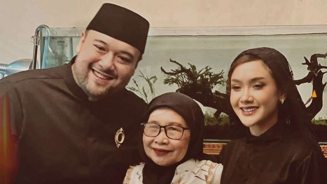 Pedangdut Cita Citata lepas hijab saat pose bersama suaminya, Didi Mahardhika. (Foto: Instagram @cita_citata)