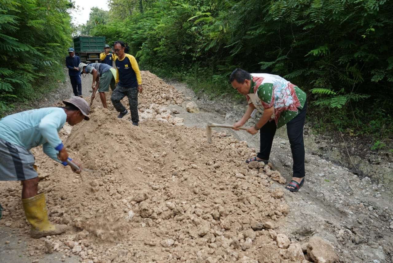 Di Tengah Hutan, Warga Perbatasan Berjibaku dengan Jalan Rusak (Humas Pemkab Blora)