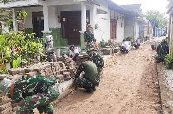 TNI dengan rakyat, Bintara Pembina Desa atau Babinsa Koramil 09/Sumberrejo, Kodim 0813 Bojonegoro  9 Januari 2023 (Foto: dok: Kodim Bojonegoro)