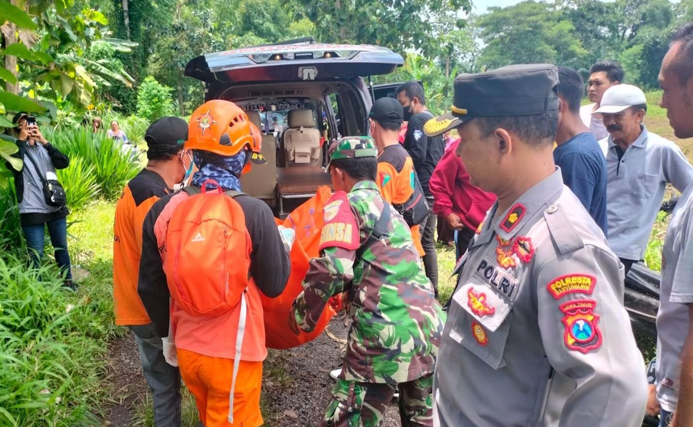 Mayat perempuan tak beridentitas dievakuasi ke rumah sakit. (Foto: Istimewa)