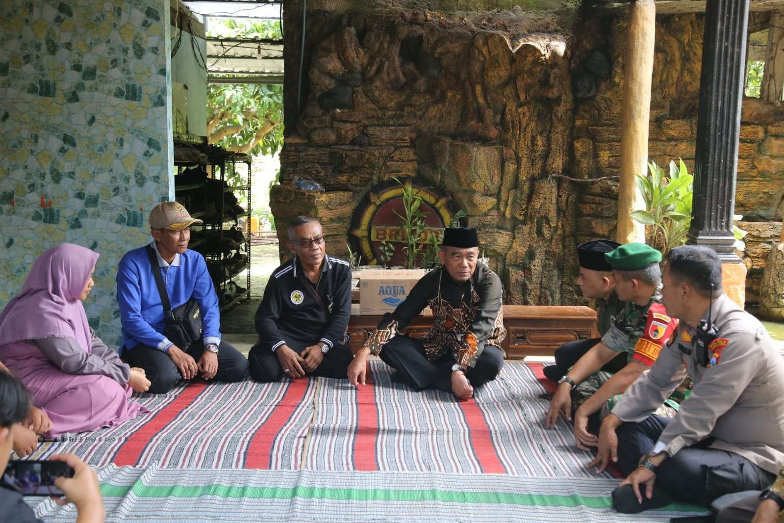 Menko PMK, Muhadjir Effendy takziah ke rumah duka Iptu Rochmat Tri Marwoto, S.H., Kanit Reskrim Polsek Wungu Polres Madiun di rumah duka Desa Klagen, Kabupaten Madiun, Jawa Timur. Semasa hidupnya, ia mengasuh 92 anak yatim dan dhuafa. (Foto: ANO/Ngopibareng.id)