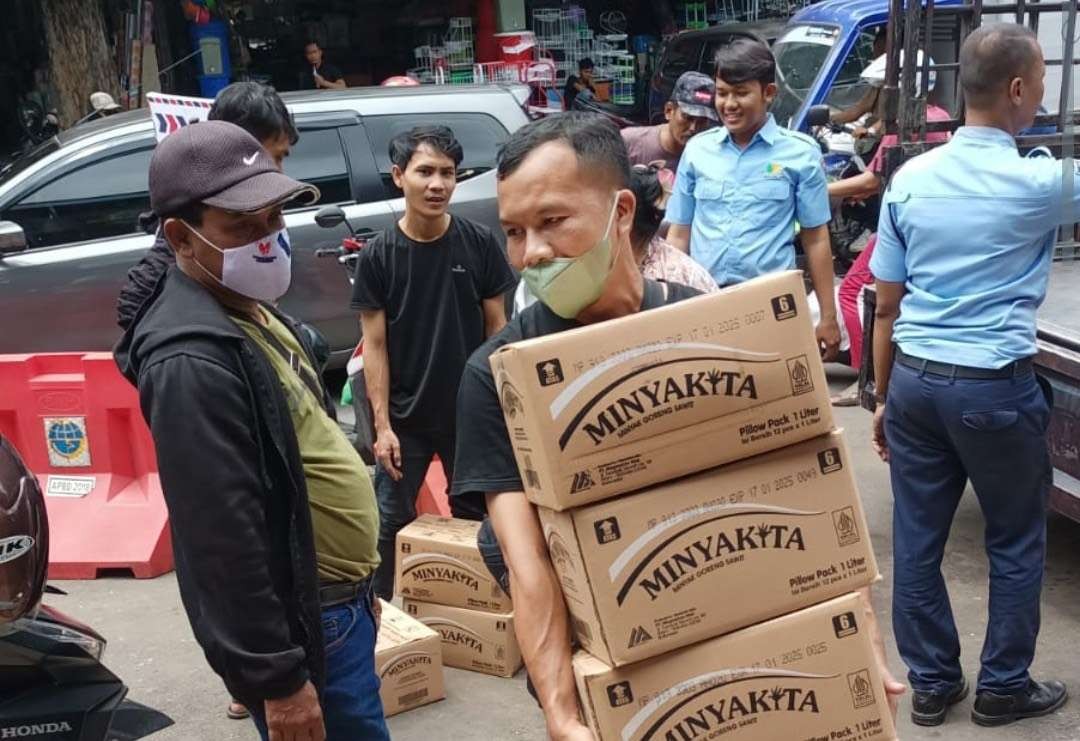 Pemkot gelontorkan Minyakita di delapan pasar tradisional Surabaya. (Foto: Humas Pemkot Surabaya)