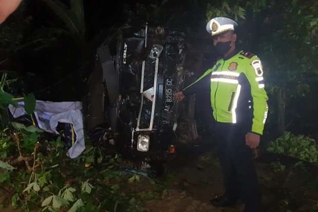 Mobil pick up yang mengangkut 25 orang masuk jurang di Kebumen. (Foto: Lantas Polres Kebumen)