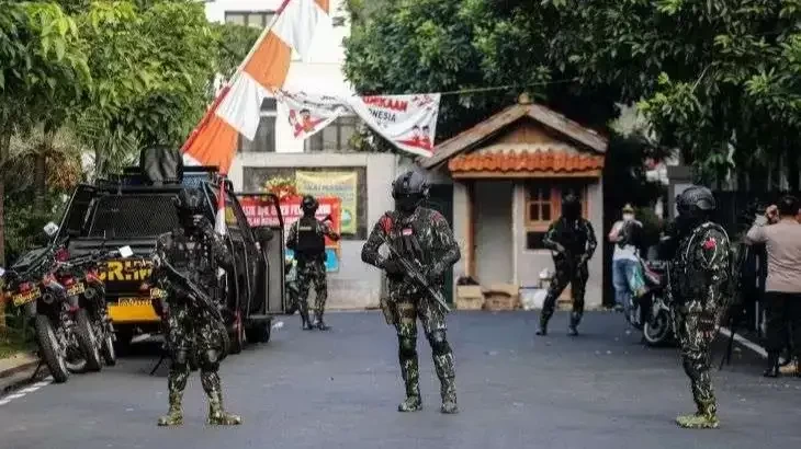 Pasukan Brimob menjaga lokasi rumah dinas Irjen Ferdy Sambo di Duren Tiga jelang rekonstruksi kasus pembunuhan berencana Brigadir J. (Foto: Ant)