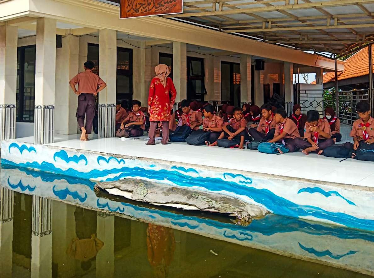 Kegiatan belajar mengajar SMPN 2 Tanggulangin di masjid, akibat banjir tak kunjung surut. (Foto: Aini Arifin/Ngopibareng.id)