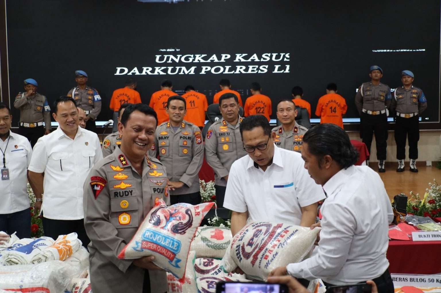 Direktur Utama Perum Bulog Komjen Pol Purn. Budi Waseso didampingi Kapolda Banten Irjen Pol Prof. Dr. Rudy Heriyanto, PJ Gubernur Banten Al-Muktabar di aula Serba Guna Polda Banten. (Foto: Istimewa)